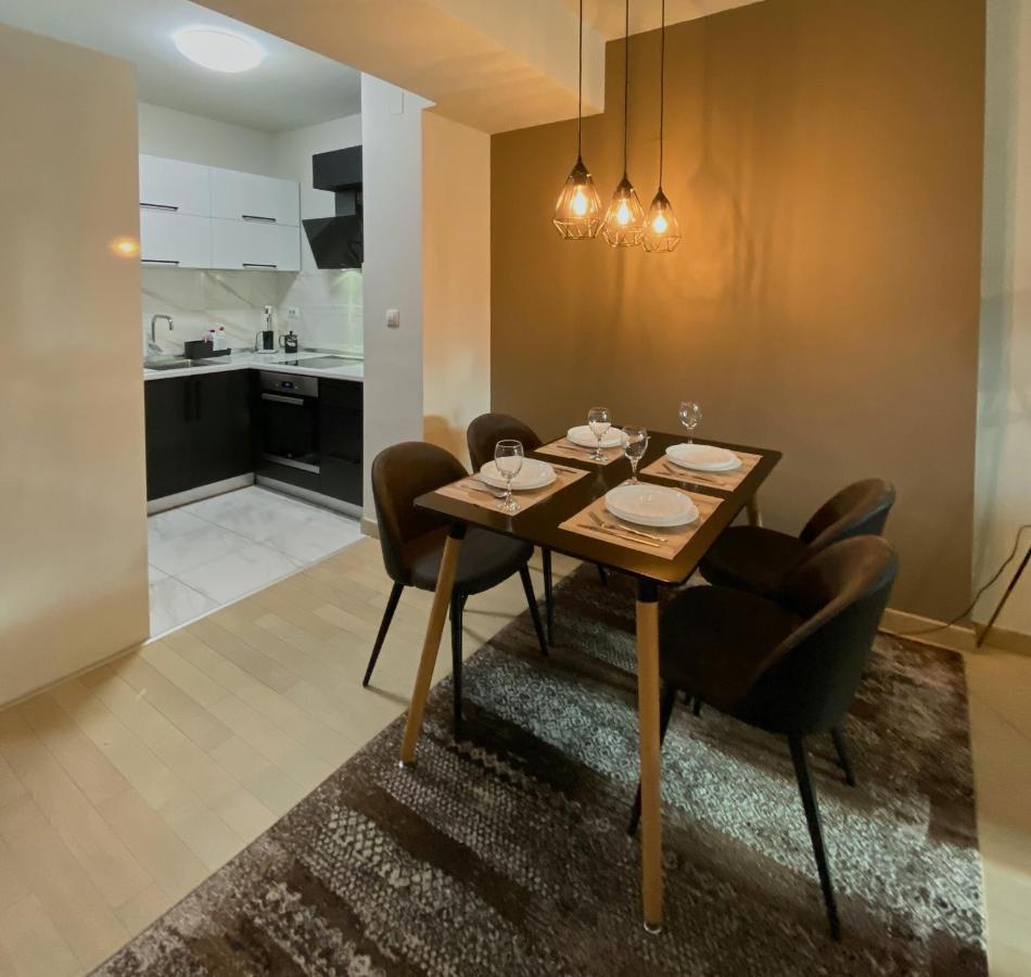 Stylish Apartment, Centre - Private Parking - Panoramic Views * Skopje