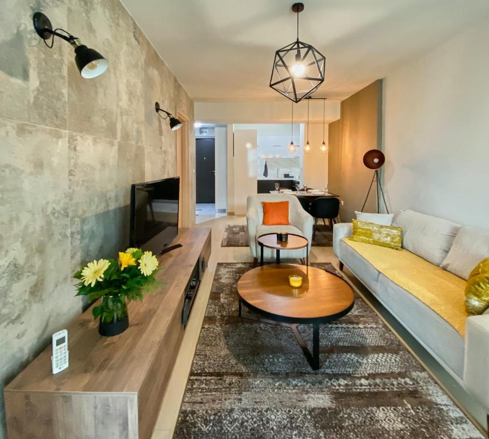 Stylish Apartment, Centre - Private Parking - Panoramic Views * Skopje