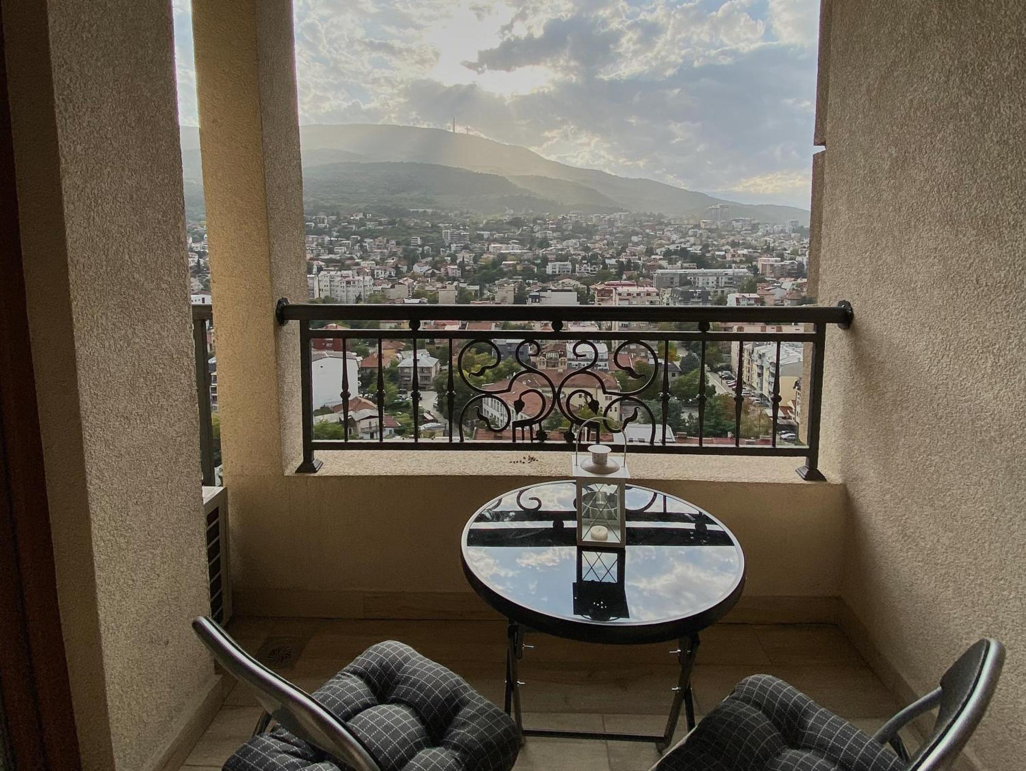 Stylish Apartment, Centre - Private Parking - Panoramic Views Skopje